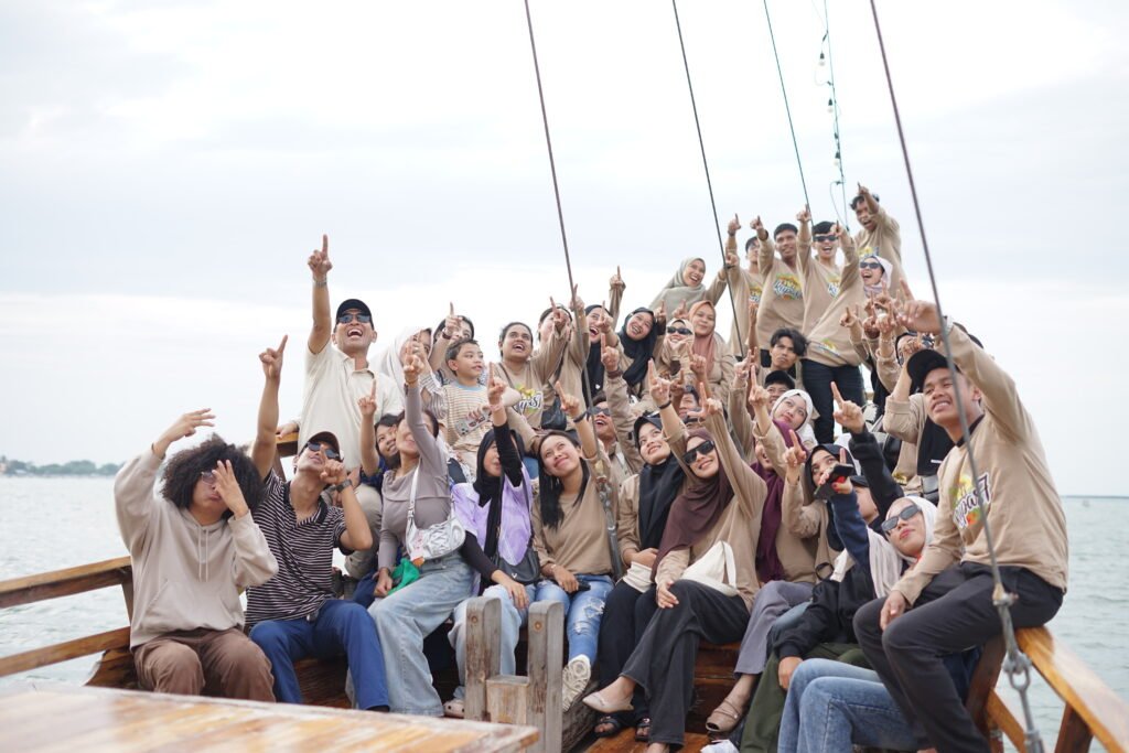 wisata kapal pinisis makassar