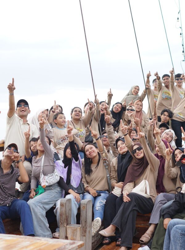 wisata kapal pinisis makassar