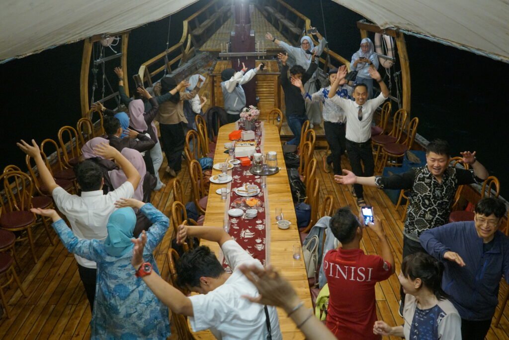 wisata kapal pinisi makassar