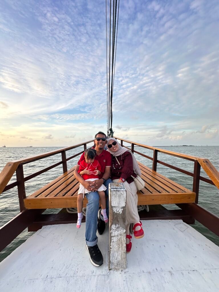 sunset kota makassar bersama sahabat pinisi makassar