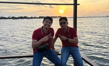 bersama sahabat pinisi makassar menikmati sunset kota makassar