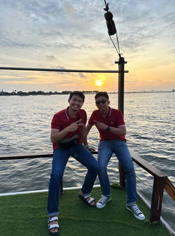 bersama sahabat pinisi makassar menikmati sunset kota makassar