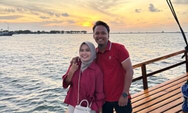 saling sunset bersama pasangan