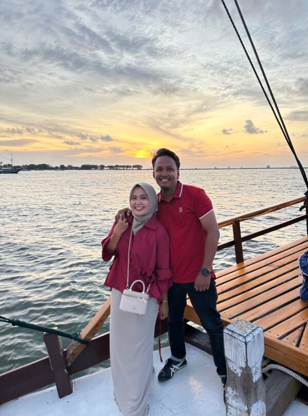 saling sunset bersama pasangan
