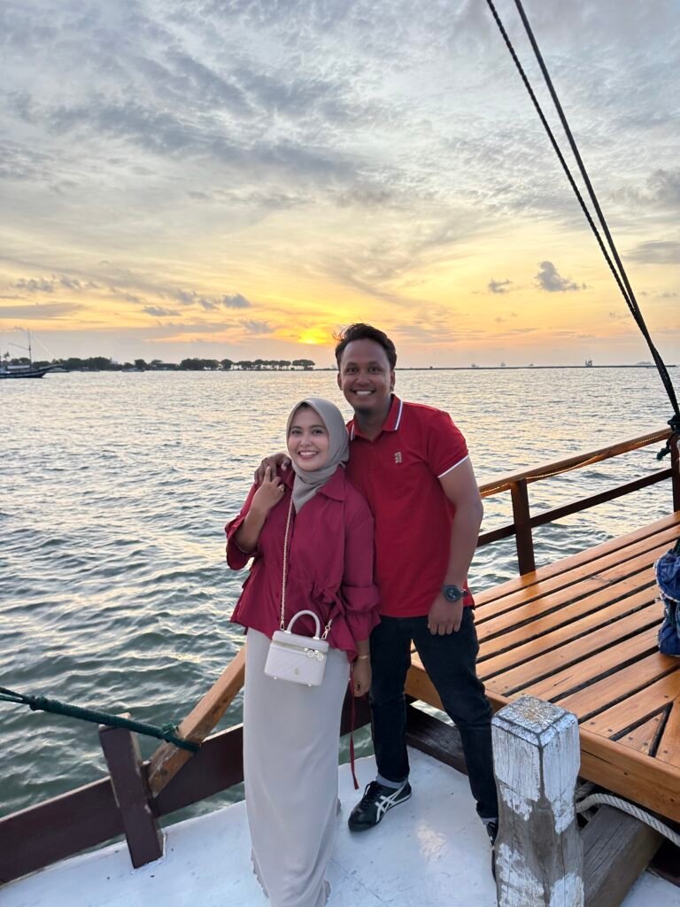 saling sunset bersama pasangan