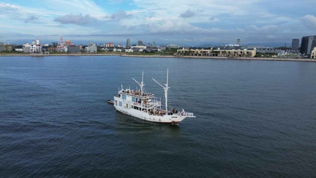 wisata kapal pinisi makassar