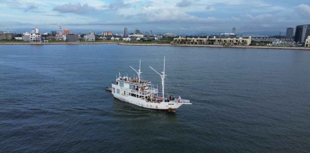 wisata kapal pinisi makassar