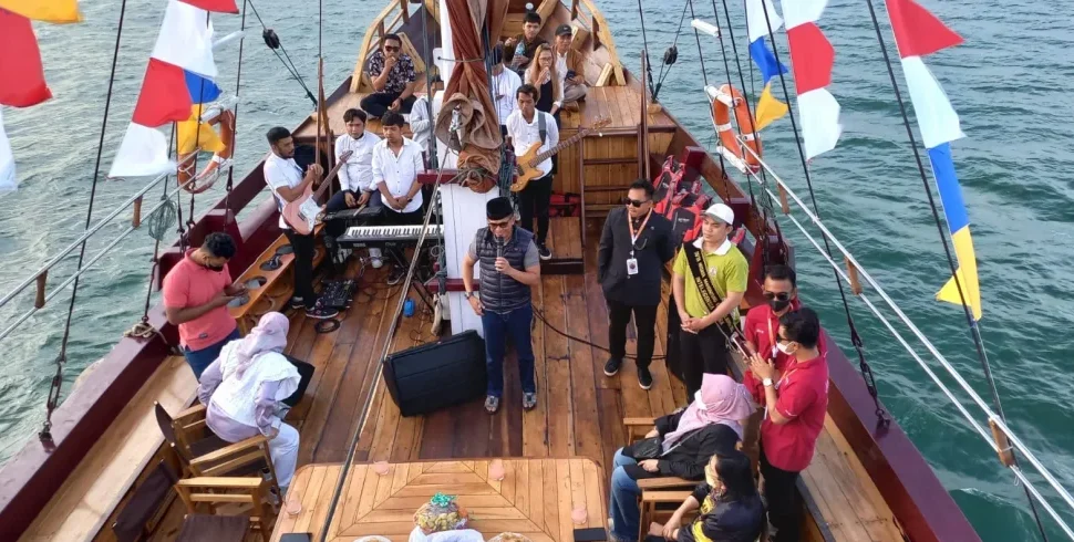 wisata kapal pinisi makassar