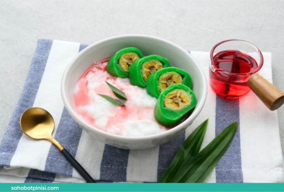 Wisata kapal pinisi Makassar saat Ramadan makin diminati. Nikmati sunset laut dan buka puasa dengan pisang ijo khas Makassar.