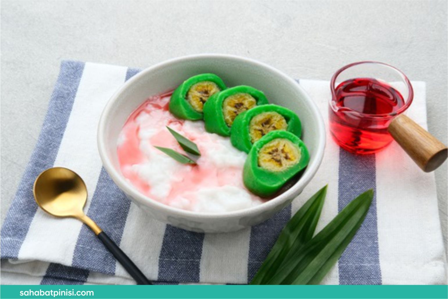 Wisata kapal pinisi Makassar saat Ramadan makin diminati. Nikmati sunset laut dan buka puasa dengan pisang ijo khas Makassar.