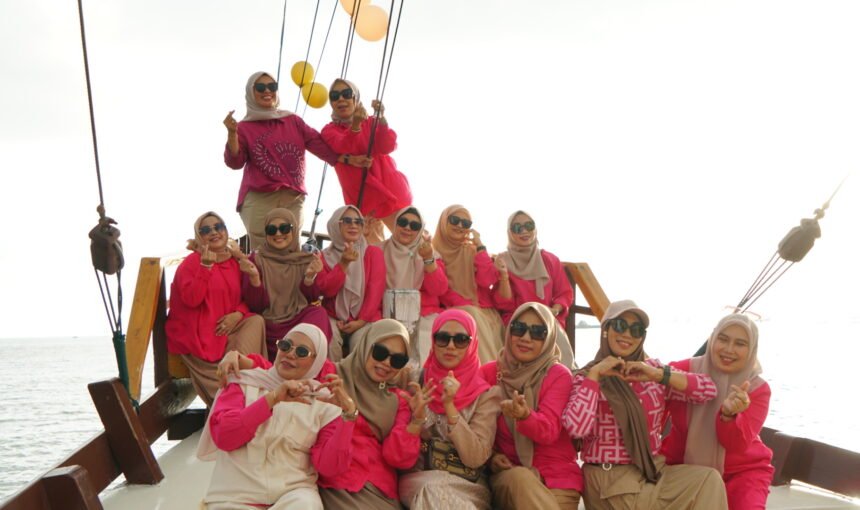 Selamat Hari Kartini: Saatnya Perempuan Indonesia Menikmati Kebebasan dengan Sailing Kapal Pinisi Bersama sahabat Pinisi.