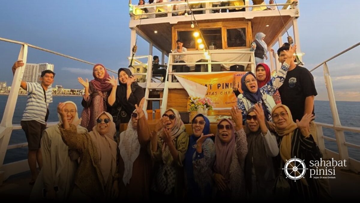 gathering kantor di kapal pinisi makassar tim bonding