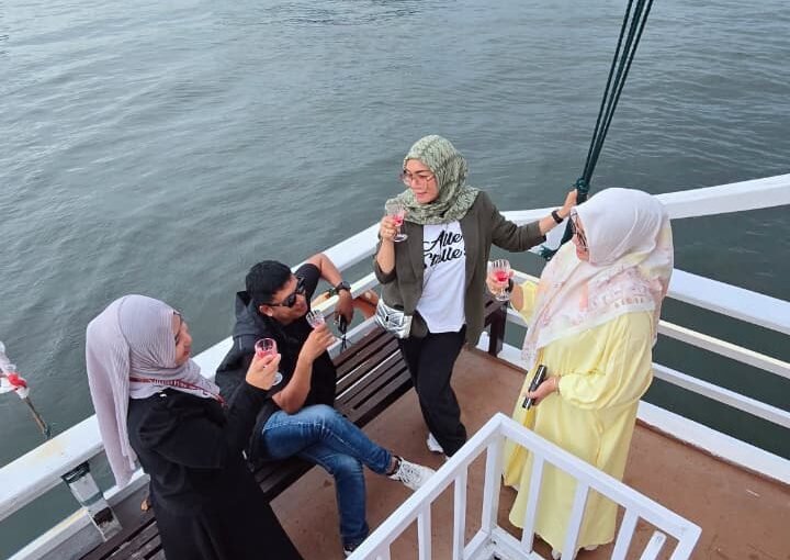 Apakah Aman Wisata di Pantai Losari Setelah Kemunculan Hiu? Ini Penjelasannya dari team Sahabat Pinisi.. Apakah Aman Wisata di Pantai Losari Setelah Kemunculan Hiu? Ini Penjelasannya dari team Sahabat Pinisi..