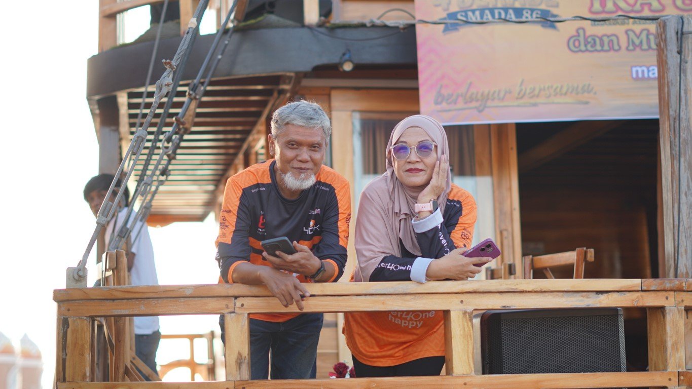 Fasilitas lengkap paket morning sailing Makassar di atas kapal pinisi