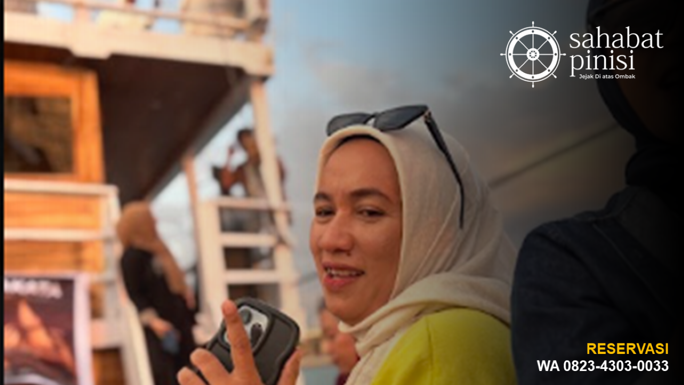 Paket Teman Sunset Sailing Makassar Peserta Paket Teman menikmati sunset sailing Makassar di atas kapal pinisi