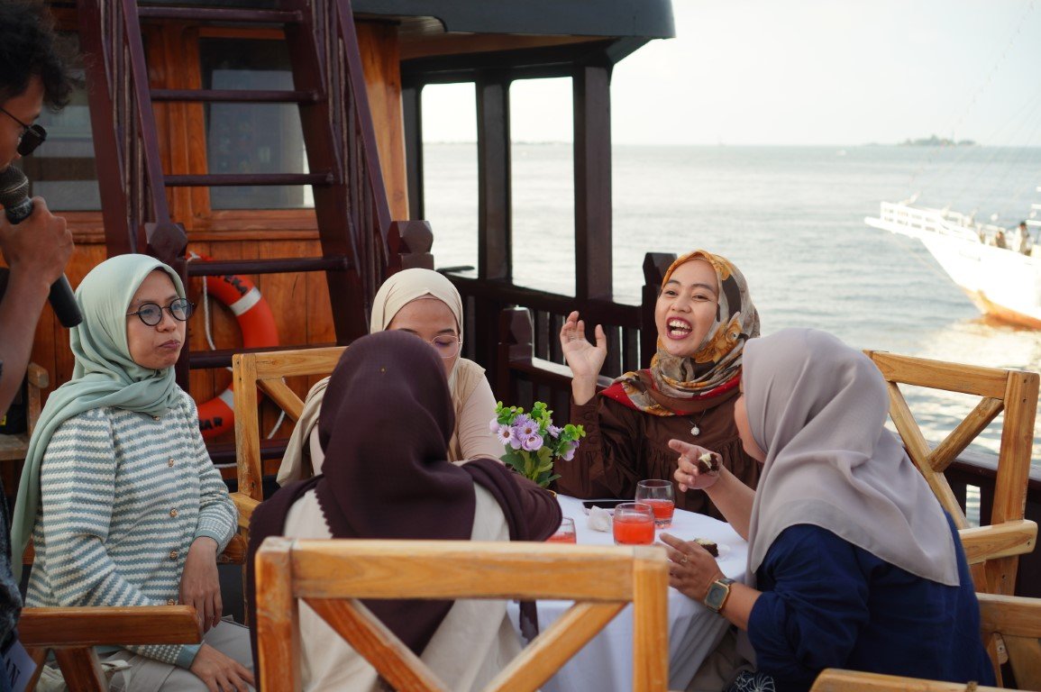 Crew Sahabat Pinisi mendampingi penumpang morning sailing Makassar naik turun kapal
