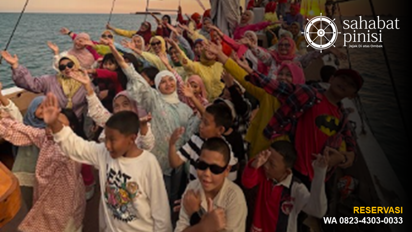 Suasana Sunset Sailing Kapal Pinisi Makassar Wisatawan antusias naik kapal pinisi sunset sailing Makassar bersama Sahabat Pinisi