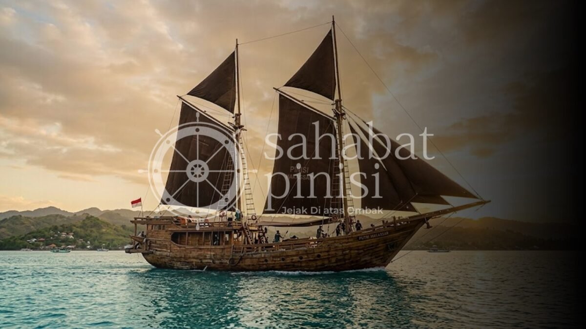Kapal pinisi tradisional Bugis Makassar berlayar di laut lepas