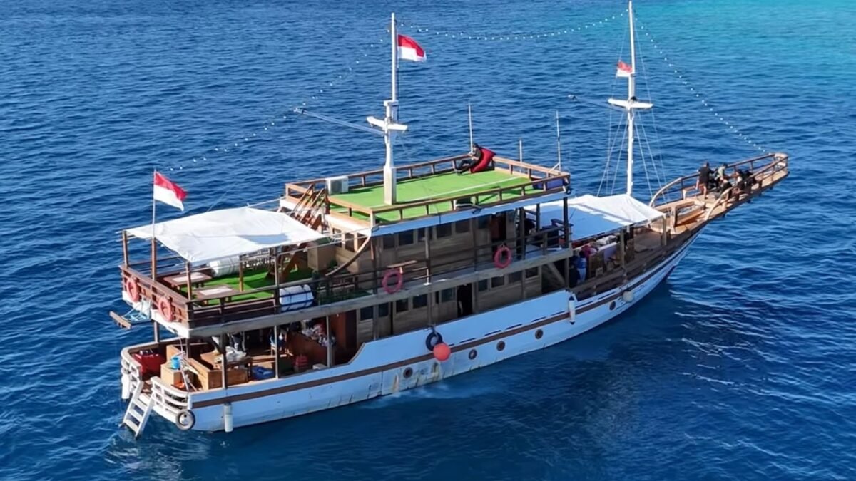Foto udara kapal pinisi Sahabat Pinisi berbendera merah putih di laut Makassar