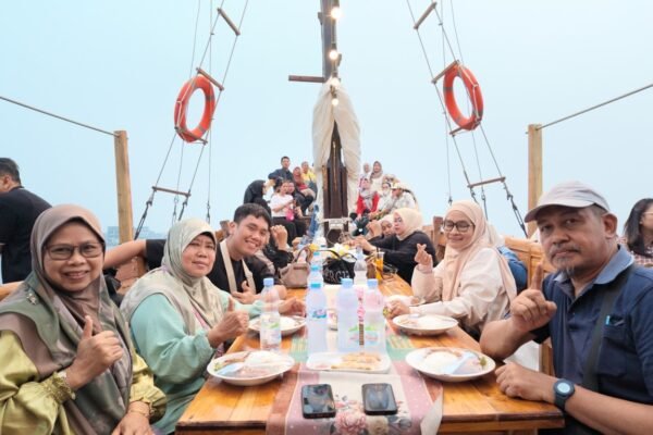 Tamu makan bersama di dek kapal pinisi saat Open Trip Sunset Makassar
