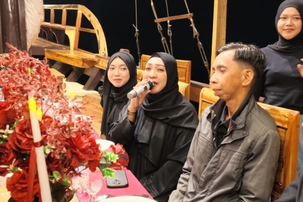 Tamu merayakan ulang tahun private dinner di kapal pinisi dengan dekorasi bunga merah dan lilin